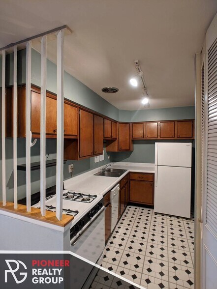 Building Photo - 665 W Wrightwood Ave