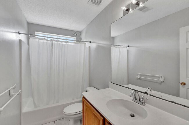 Building Photo - Charming Charleston National Home