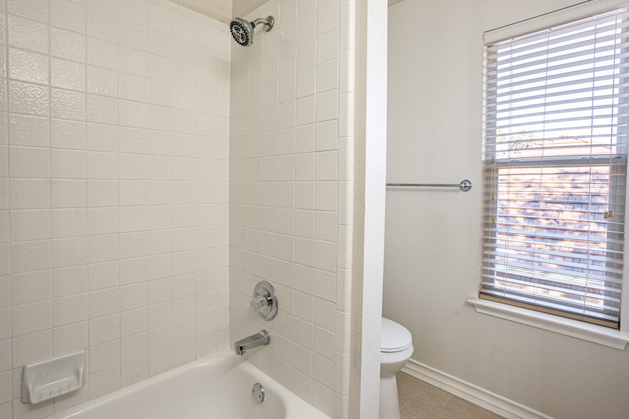 tub /shower combo - 7318 Chimney Bluff