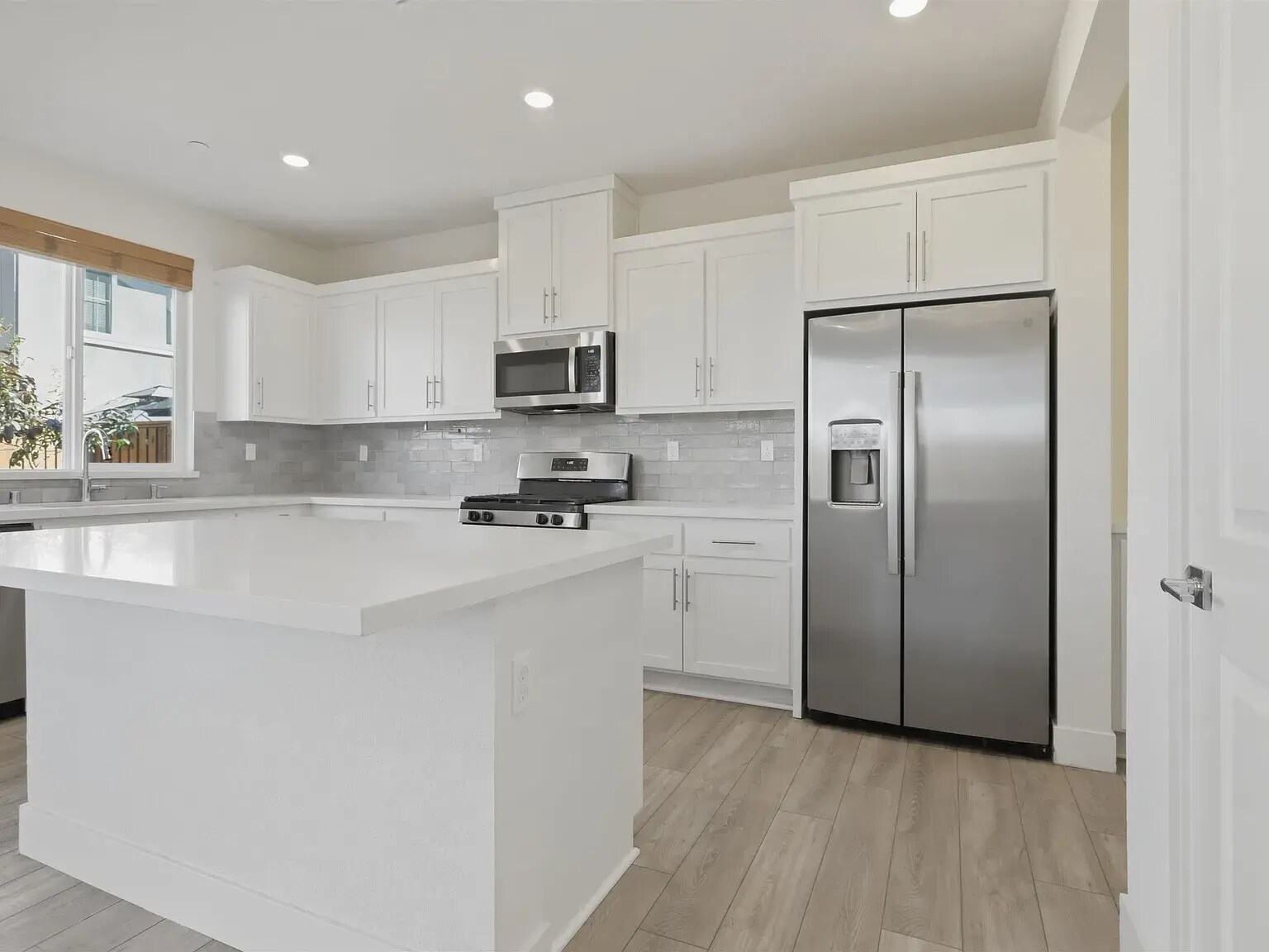 Building Photo - 464 Coolcrest Dr
