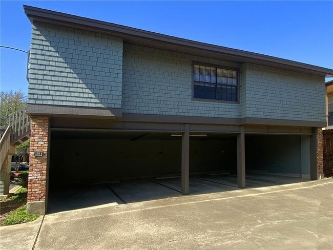 Building Photo - 7122 Wood Hollow Dr