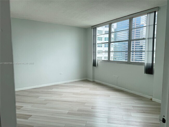 Building Photo - 905 Brickell Bay Dr