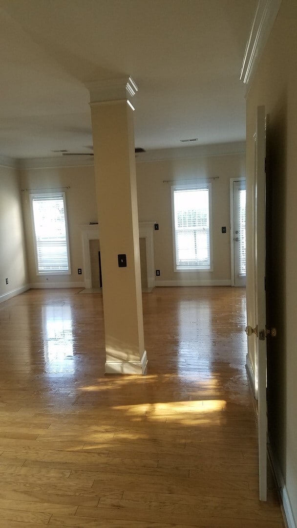 Building Photo - Lovely Townhome in Southeast Columbia