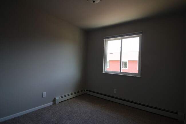 Building Photo - 3 Bedroom Townhouse