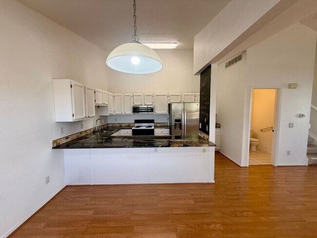 Building Photo - 537 Canyon View Dr