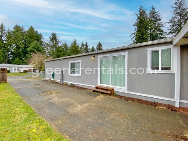 Building Photo - 6733 5th Ct SE