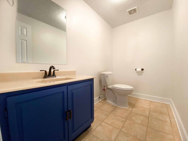 Building Photo - Affordable Two Bed w/ Garage in heart of Bend