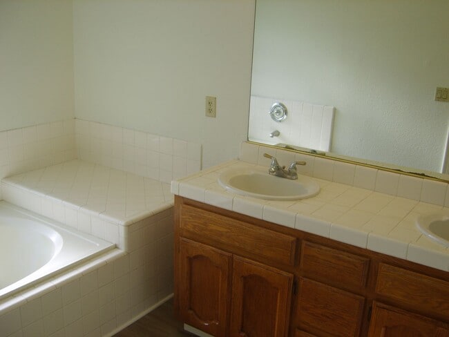 Building Photo - Sophisticated 3-Bedroom, 2-Bathroom Home in Sacramento