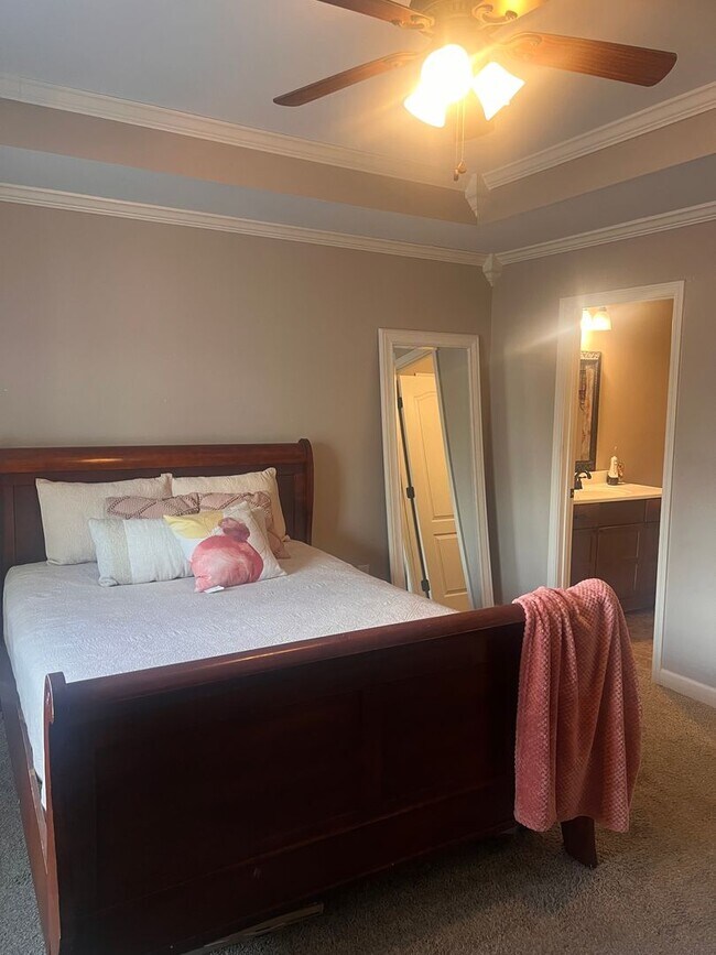 Building Photo - Four Bedroom Two Bath House