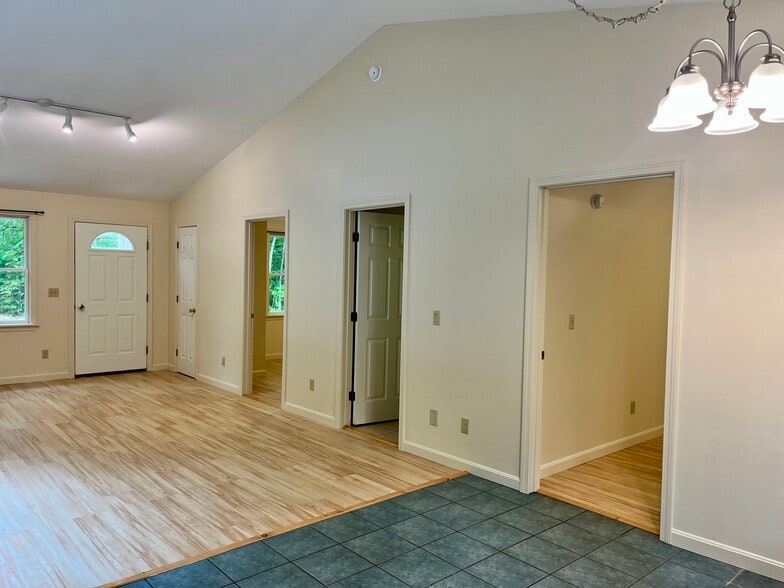 Building Photo - 648 Sturtevant Hill Rd