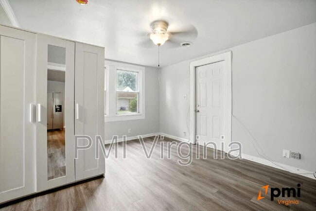 Building Photo - 2727 Jamestown Ave