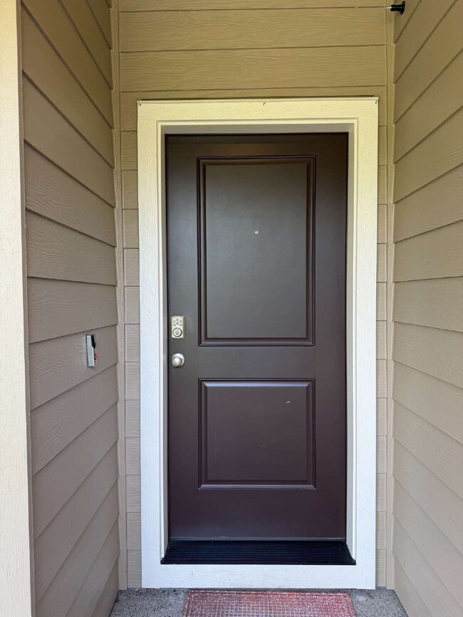 Building Photo - 3 Bedroom / 2.5 Bathroom Townhome - Near Bethany & PCC