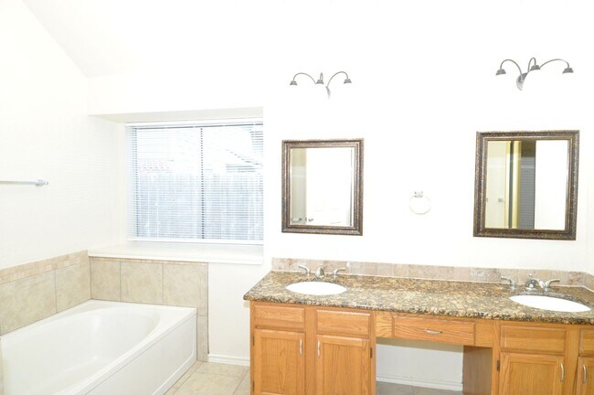 Building Photo - Freshly Painted! 1 Story with 3 bed/2bath....