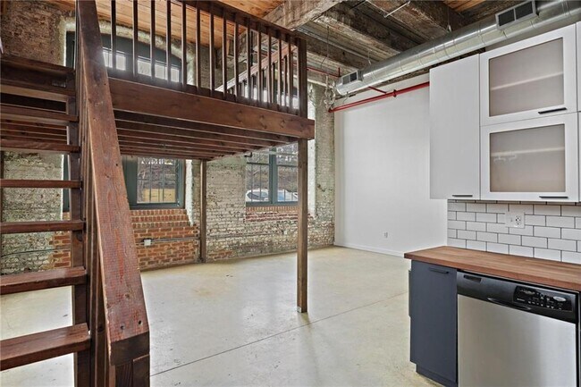 Building Photo - 170 Boulevard SE