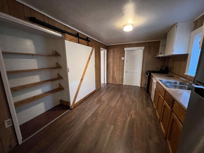 Building Photo - Cozy 3 Bed/1 Bath, With a White Picket Fence