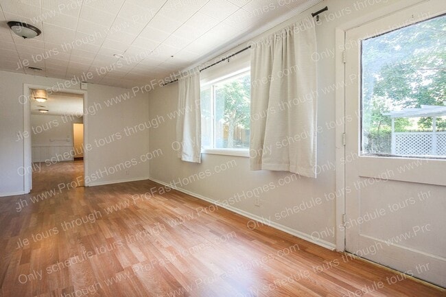 Building Photo - 160 SW Towle Ave