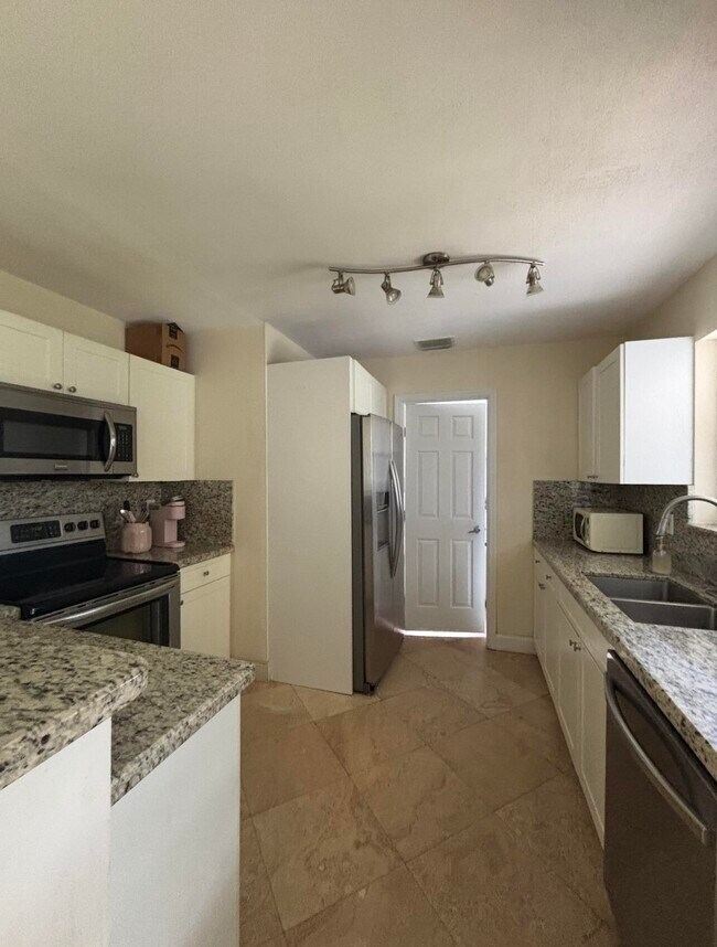 Building Photo - 927 W Royal Palm Rd