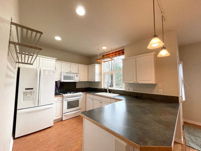 Building Photo - Gorgeous Townhouse in the Heart of Multnomah Village with Attached Garage, Outdoor Space