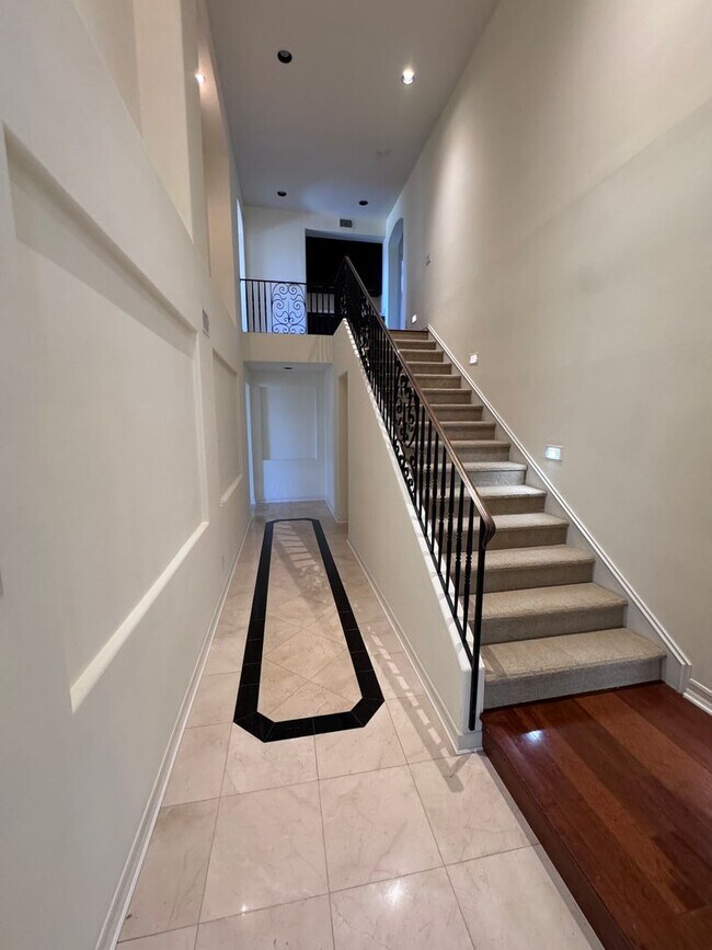 Building Photo - Stunning Home with Panoramic Views in Port...