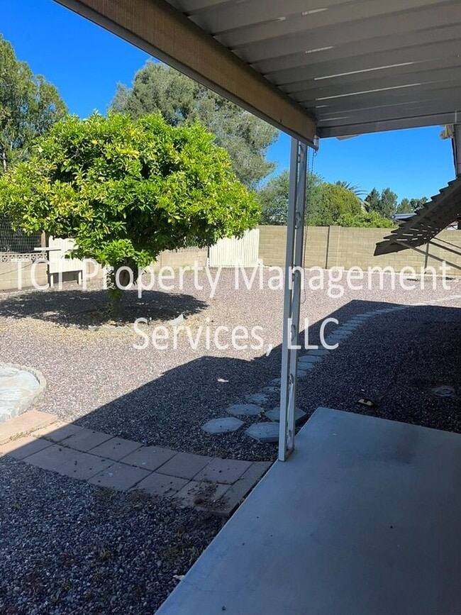 Building Photo - 55+ Community! 2 Bedroom Home