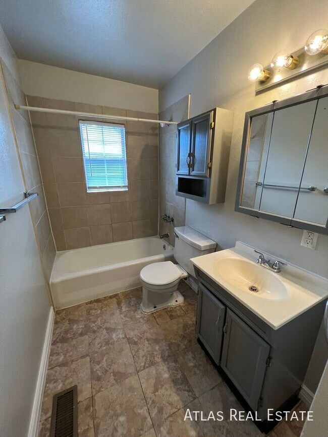 Building Photo - 2509 Wood Ave