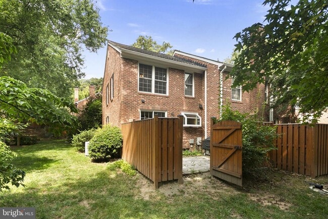 Building Photo - 2514 S Walter Reed Dr