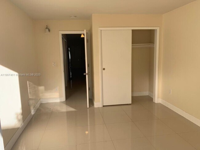 Building Photo - 1511 NE 117th St