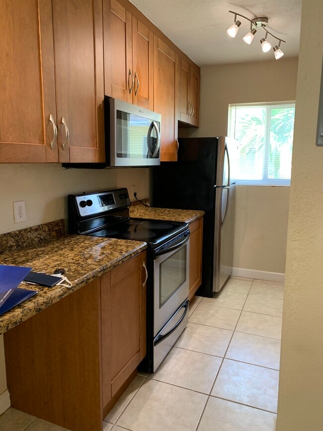 Building Photo - 2643 NE 8th Ave