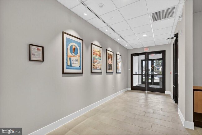 Building Photo - 624 Main St