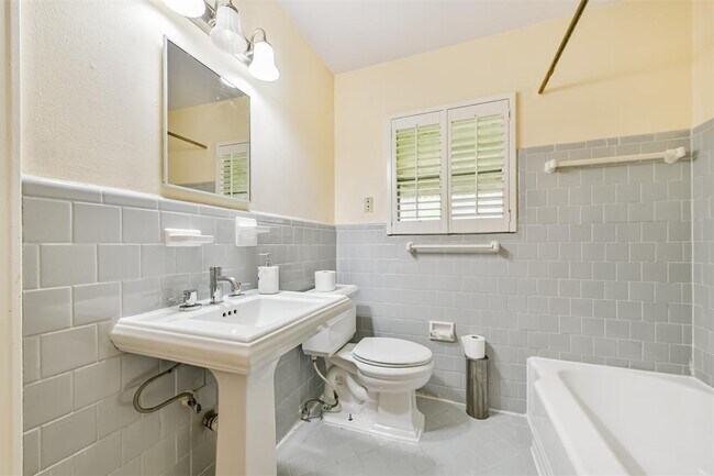 Building Photo - 3022 Broadmead Dr