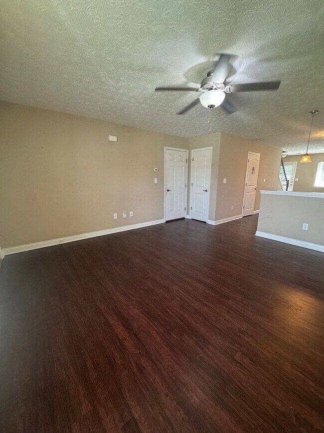 Building Photo - 3 Bedroom Single Family Home