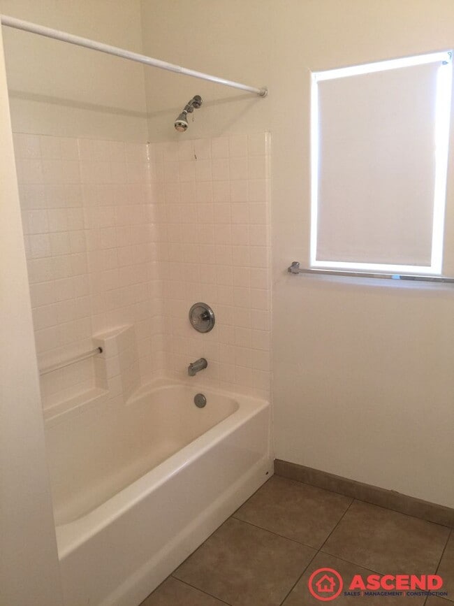 Building Photo - Spacious 5BD/2BA Home in Bakersfield's 93306