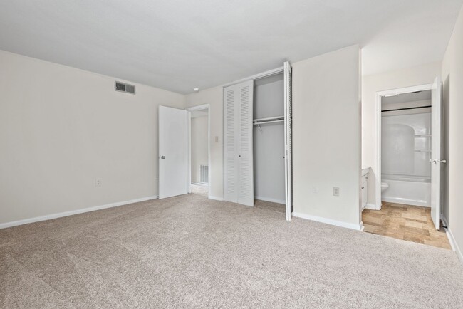 Building Photo - Bolinwood condo available mid-June!! 3 beds, 2 baths in GREAT location in Chapel Hill!