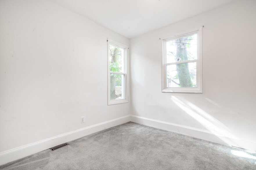 Building Photo - 1316 N Hollywood St