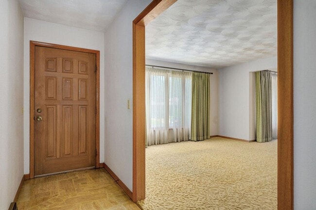 Building Photo - Beautiful All Brick home located next to Glendale High School and Wilder Elementary! Don't miss t...