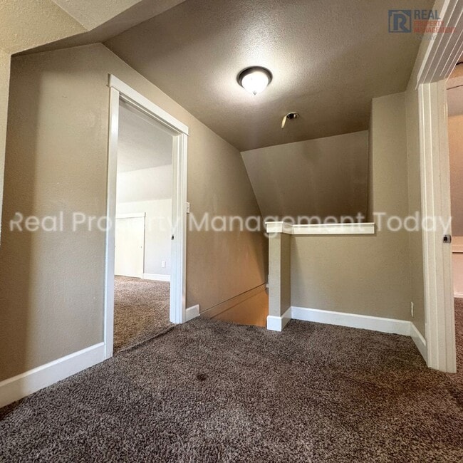 Building Photo - Charming 5 Bedroom + Huge yard!