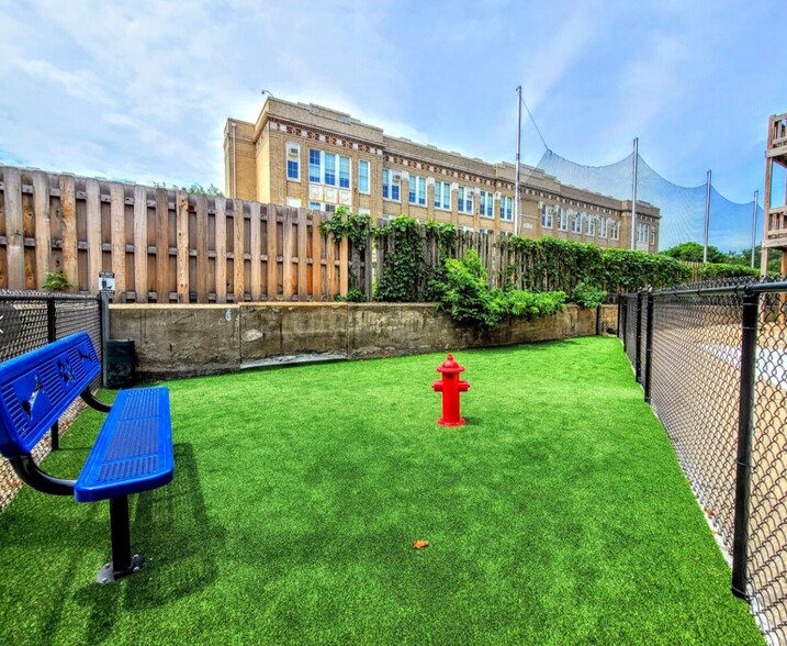 Building Photo - 812 W Waveland Ave