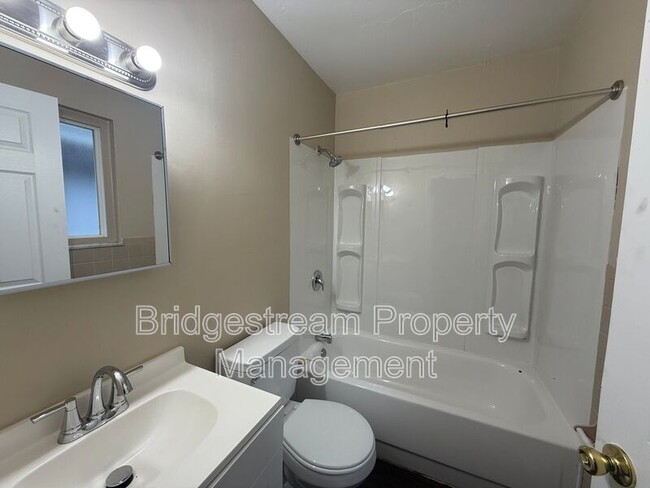 Building Photo - 1617 Barling Ave