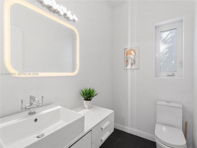 Building Photo - 727 14th Pl