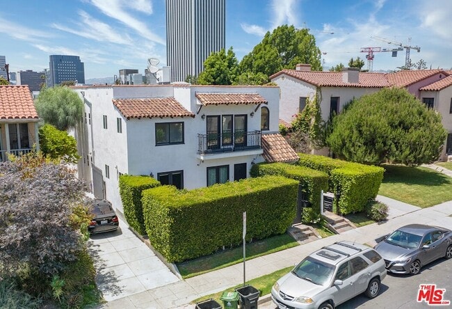 Building Photo - 831 S Curson Ave