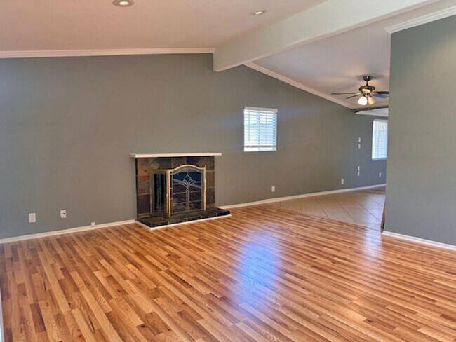 Building Photo - Spacious 4 Bedroom Home in Quiet Neighborhood