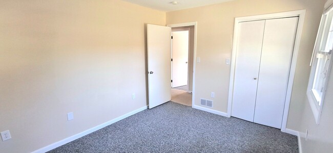 Building Photo - 3 Bedroom 2.5 Bathroom Available in Hummel...