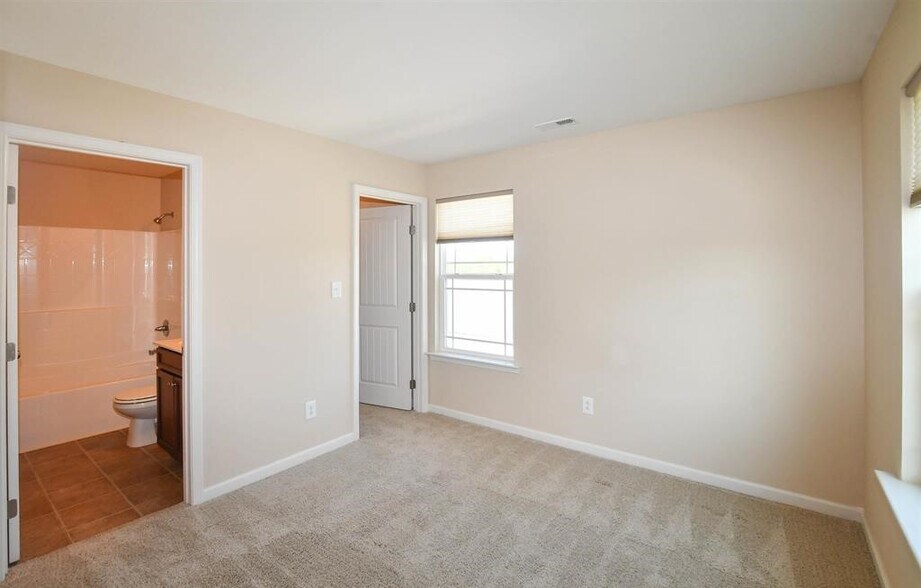 Building Photo - 324 Falling Water Ln SW