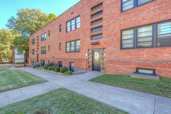 Primary Photo - 1524 E 17th St