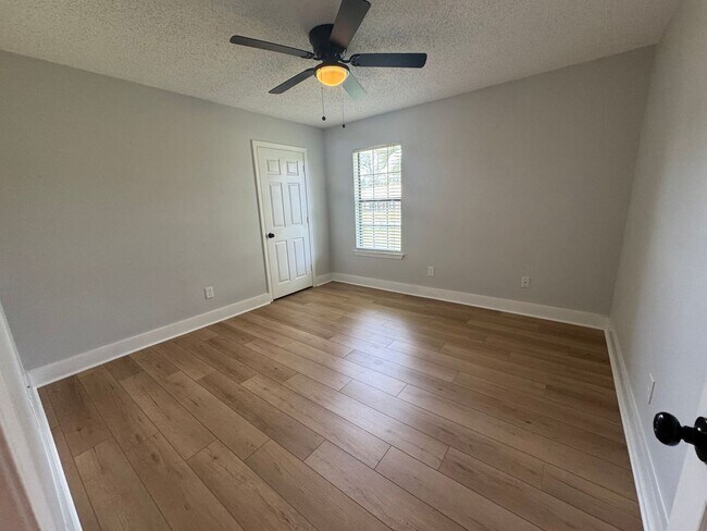 Building Photo - Gulf Breeze - Pineglade - 4 bedroom, 3 bat...
