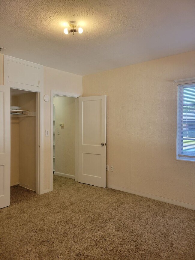 Building Photo - 493 Lake Howard Dr SW