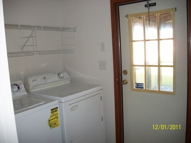 Building Photo - 3 bedroom, 2 bath, large bonus room, large covered porch, mobile home