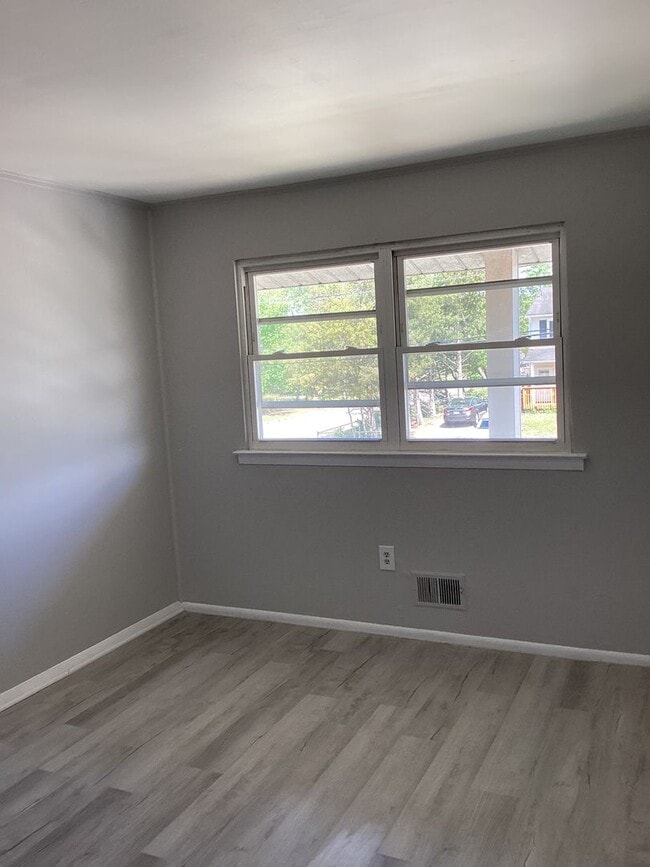Building Photo - 3 Bedroom Ready for move in!
