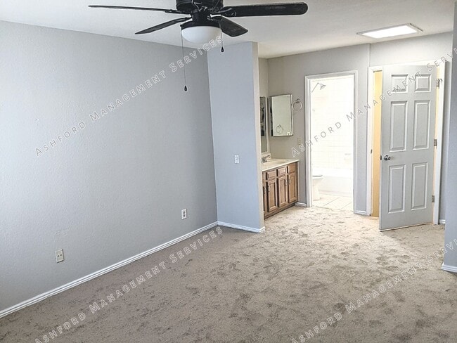 Building Photo - COMING SOON! 3 BEDROOM 3 BATH END UNIT TOW...