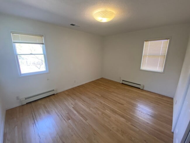 Building Photo - Large 4-Bedroom